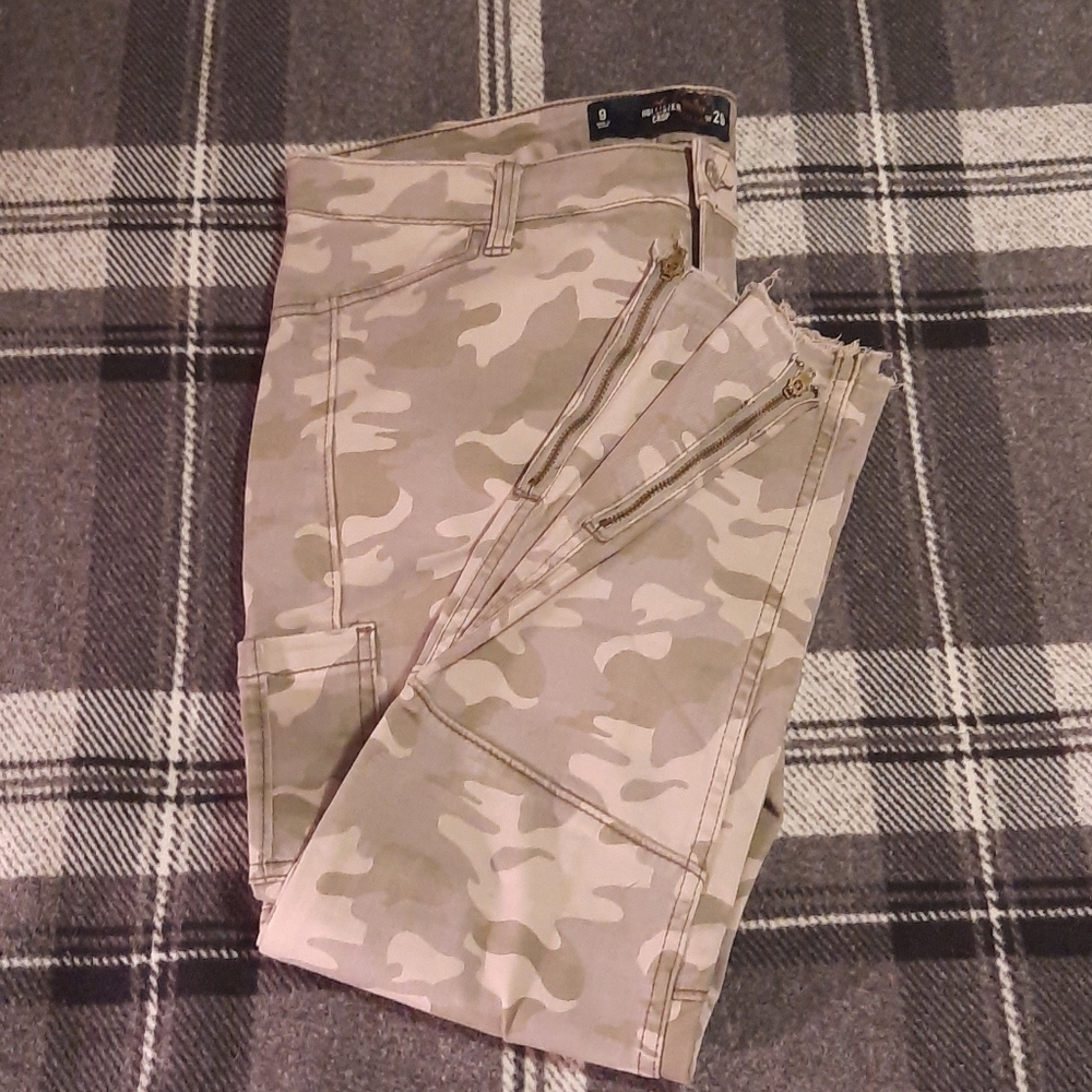 Hollister crop camo pants with raw/ zipper hem